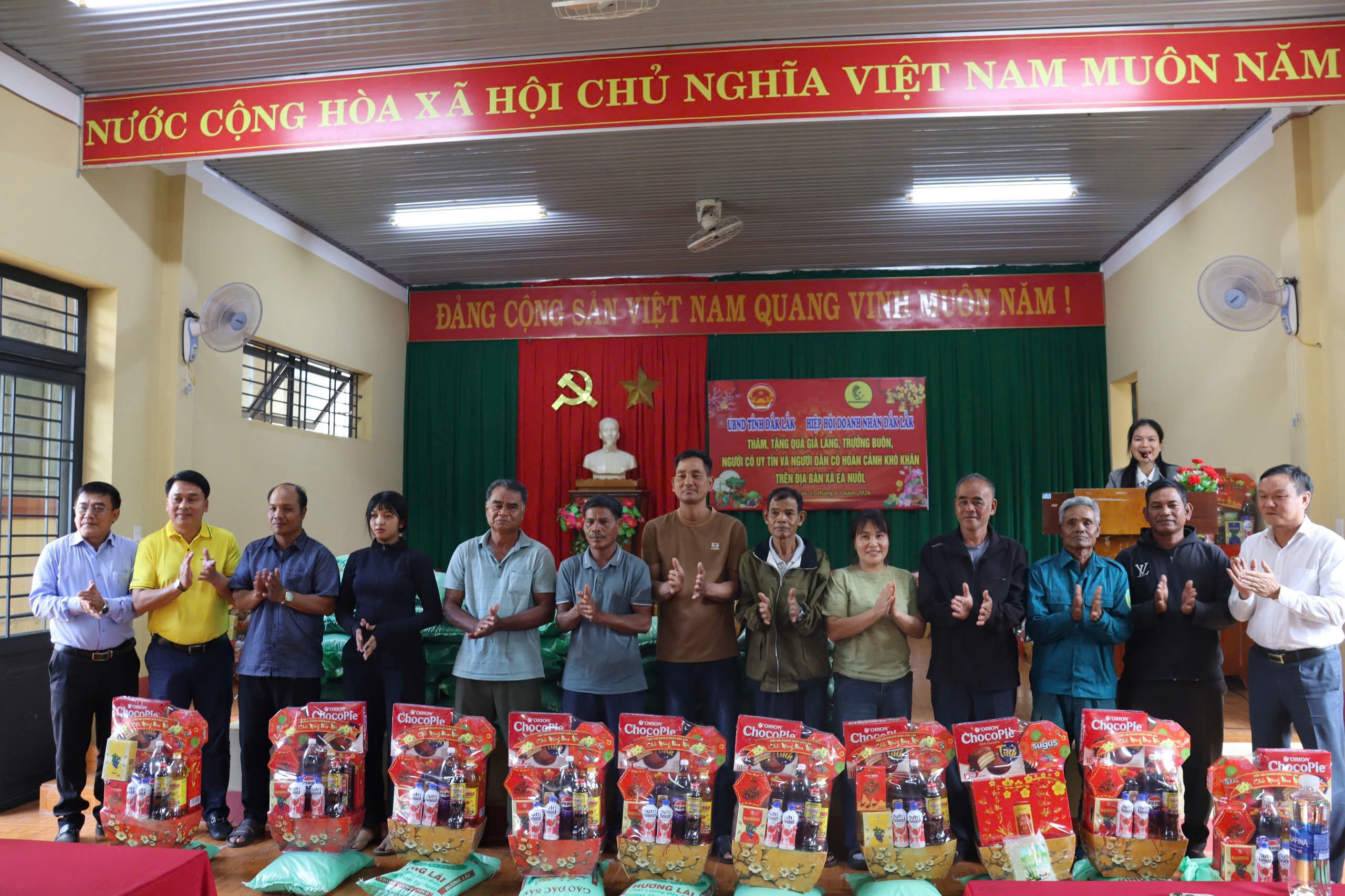 Trao 100 suất quà Tết cho người có uy tín và hộ nghèo xã Ea Nuôl